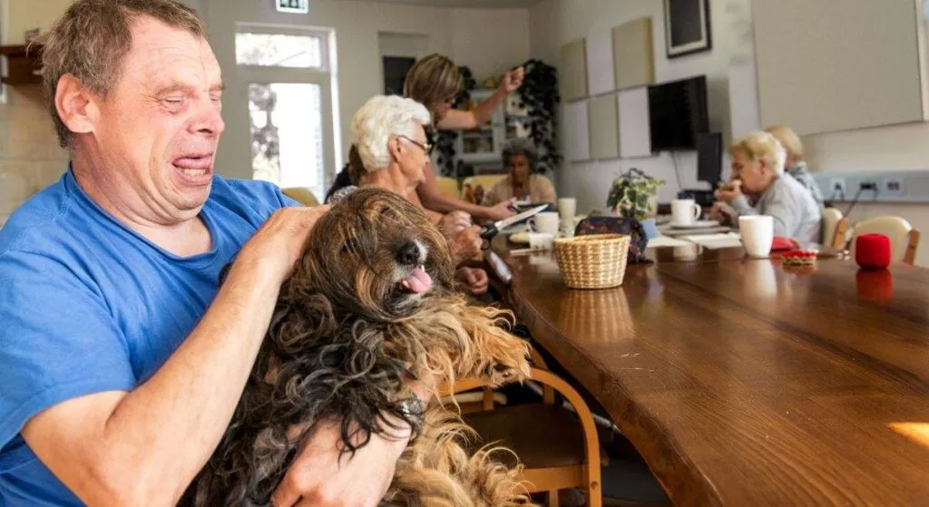 Los expertos destacan el papel de las mascotas en la rehabilitación de personas mayores y su impacto en la recuperación funcional