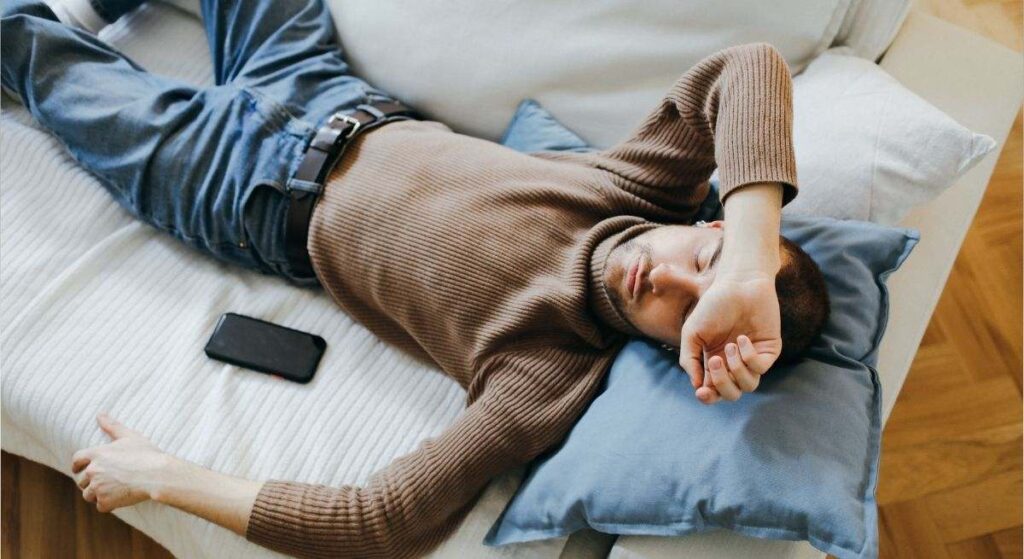 Los médicos especializados en sueño coinciden: así afecta la siesta a la salud y la concentración