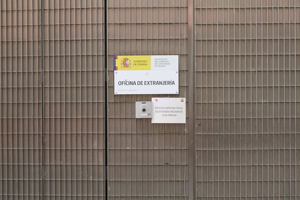 Los migrantes podrán empezar a solicitar su regularización telemáticamente a partir de las 00.30 horas de este jueves