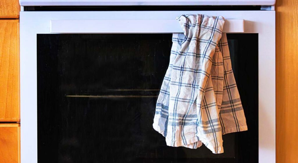 Los paños colgados del horno aportan un toque natural y hogareño a la cocina, pero no de cualquier forma, sino que deben permanecer doblados de la forma correcta