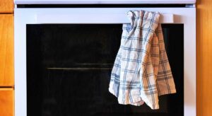 Los paños colgados del horno aportan un toque natural y hogareño a la cocina, pero no de cualquier forma, sino que deben permanecer doblados de la forma correcta