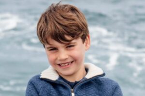 Los príncipes de Gales difunden una foto de su hijo menor Luis en su octavo cumpleaños