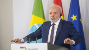 Lula: «El mundo gasta billones en armas mientras la gente muere de hambre»