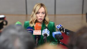 MIGRACIÓN EN ITALIA | La mayoría de Giorgia Meloni aprueba y luego desactiva la medida para dar una prima a abogados que logren la repatriación de sus clientes migrantes | elperiodico.com