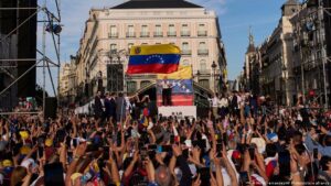 Machado llama a miles en Madrid a regresar a Venezuela