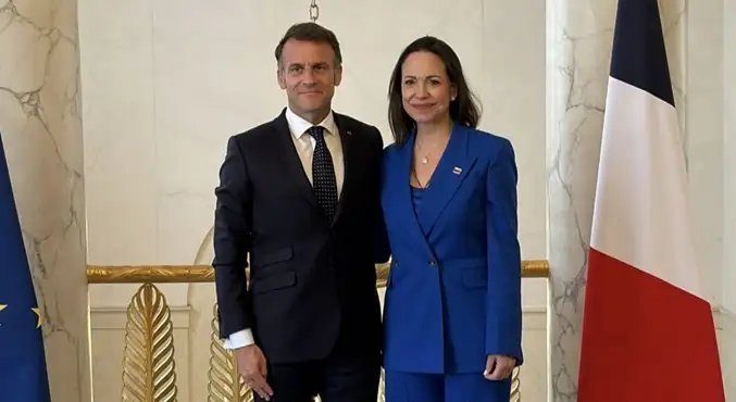Macron recibe en el Palacio del Elíseo a María Corina Machado