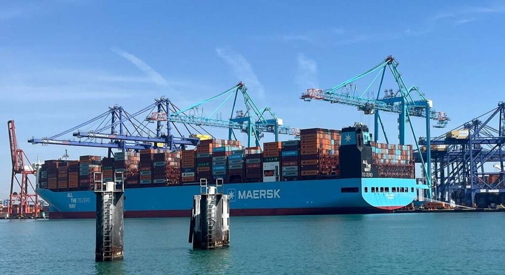 Maersk, el gran rival de MSC en el mar, asegura su terminal de APM en Valencia hasta 2049