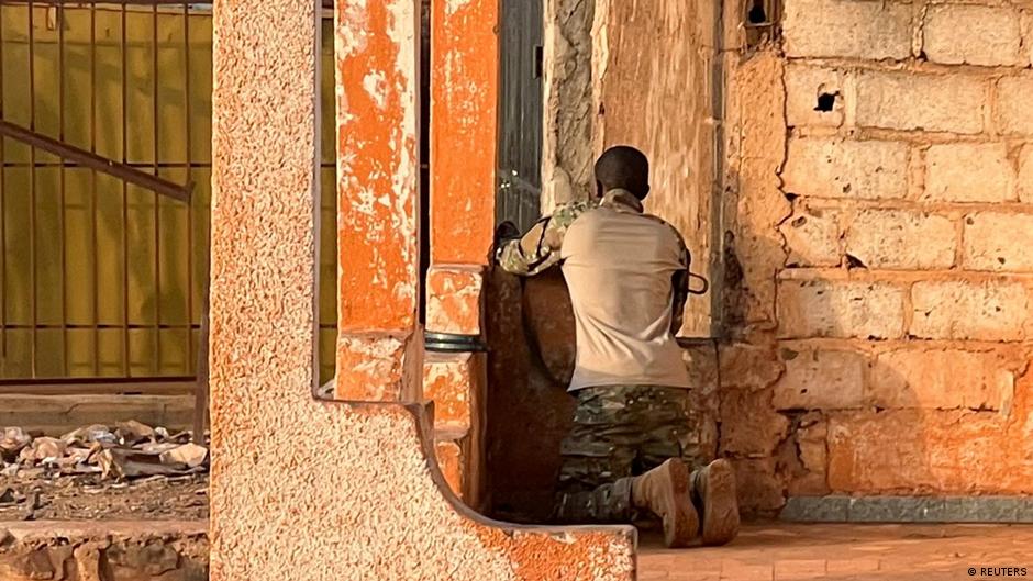 Mali: rebeldes matan a ministro de Defensa y siguen combates