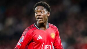 Manchester United blindó su mediocampo con la renovación de Mainoo