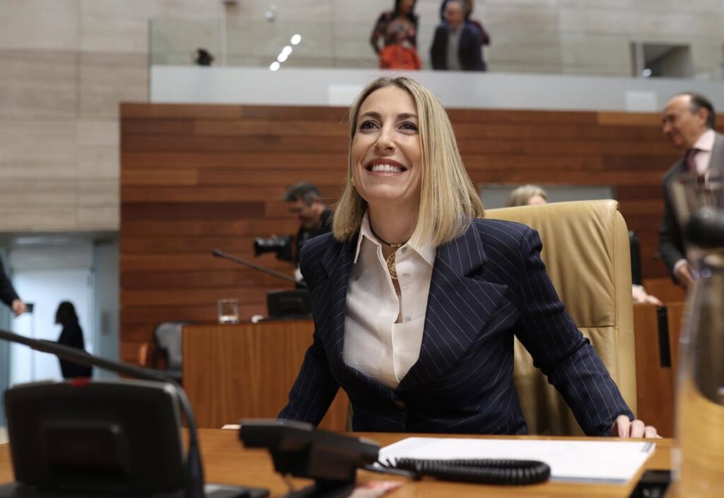 María Guardiola es investida presidenta de la Junta de Extremadura con el apoyo de PP y Vox