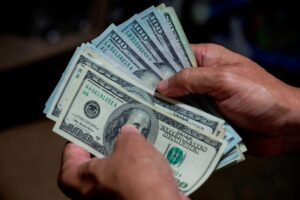 Más de 3.000 millones dólares en divisas colocadas en 2026 siguen sin impactar en la brecha cambiaria