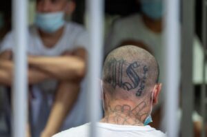 Más de 400 líderes pandilleros de la MS13 son juzgados en macroaudiencia en El Salvador – AlbertoNews