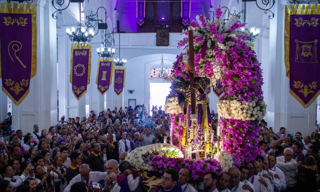 Masiva asistencia de fieles colma la Basílica de Santa Teresa este Miércoles Santo (VIDEO)