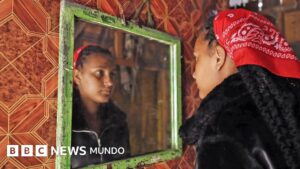 «Me dijeron que mi padre estaba muerto»: los hijos de soldados británicos que nacieron cerca de una base militar descubren la verdad sobre sus progenitores