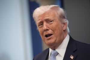 Médico cercano a Trump reveló la inusual creencia del presidente de EEUU