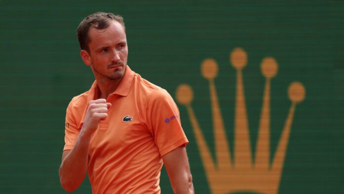 Medvedev vence con apuros de camino a tercera ronda