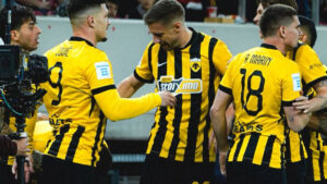 ‘Mendi’ no aprovecha el favor de Benítez y permite que el AEK de Jovic abra brecha antes de venir a Vallecas