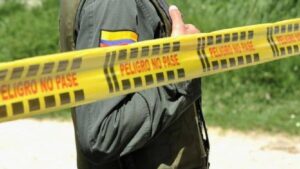 Mientras atendían su venta ambulante, padre e hijo fueron atacados por sicarios en moto: uno murió en Girón, esto se sabe