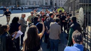 Milei se lanza otra vez contra la prensa y cierra las puertas de la Casa Rosada a los periodistas | elperiodico.com