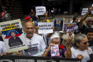 Ministerio Público recibió a familias de presos políticos de El Rodeo I y prometió «garantías judiciales»