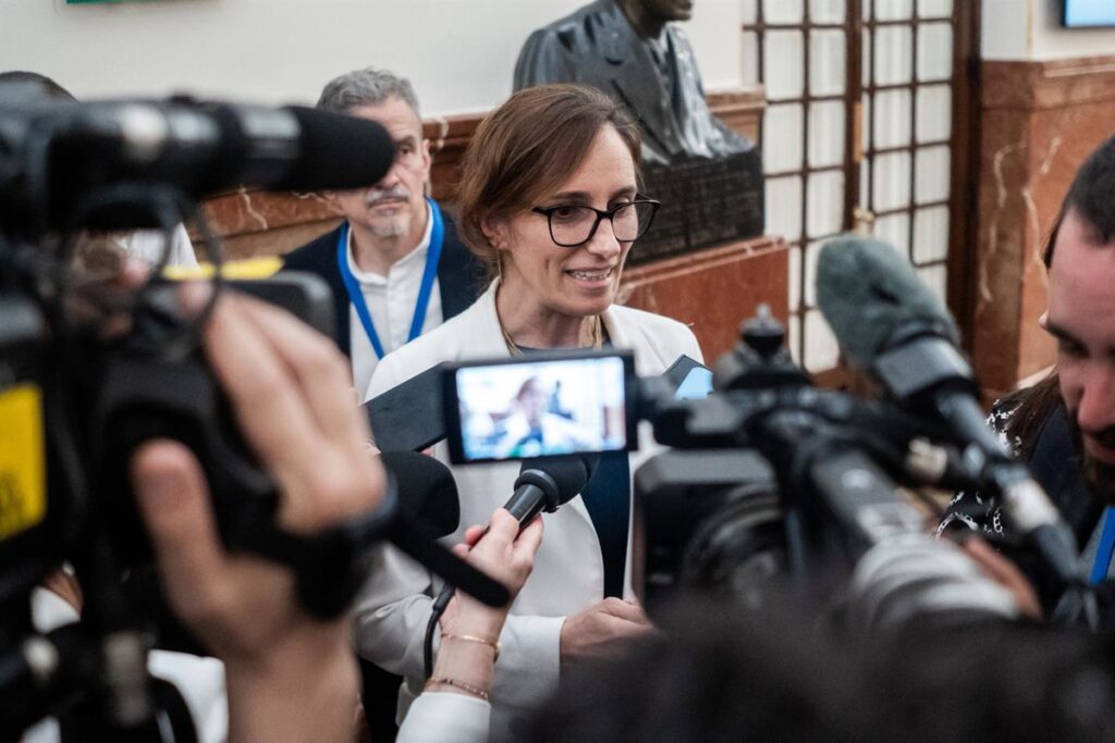 Mónica García subraya que las primarias no son un debate a tener "frente a las cámaras" e insiste en los militantes