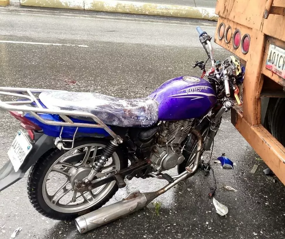 Motorizado muere al impactar con batea de Gandola