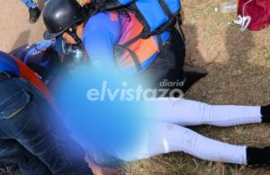 Mujer de 38 años sufrió traumatismo craneal severo tras caer de autobús en 25 de Mayo