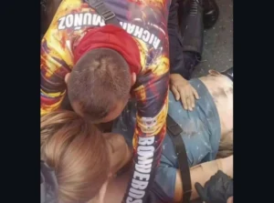 Mujer queda atrapada debajo de un autobús tras ser arrollada