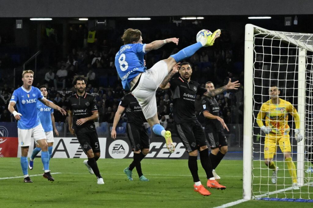 Napoli arrolló al Cremonese y retrasó la celebración del "Scudetto" del Inter