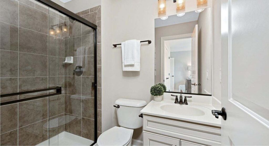 Ni bañera ni plato de ducha tradicional: esta es la alternativa práctica, bonita y perfecta para baños pequeños