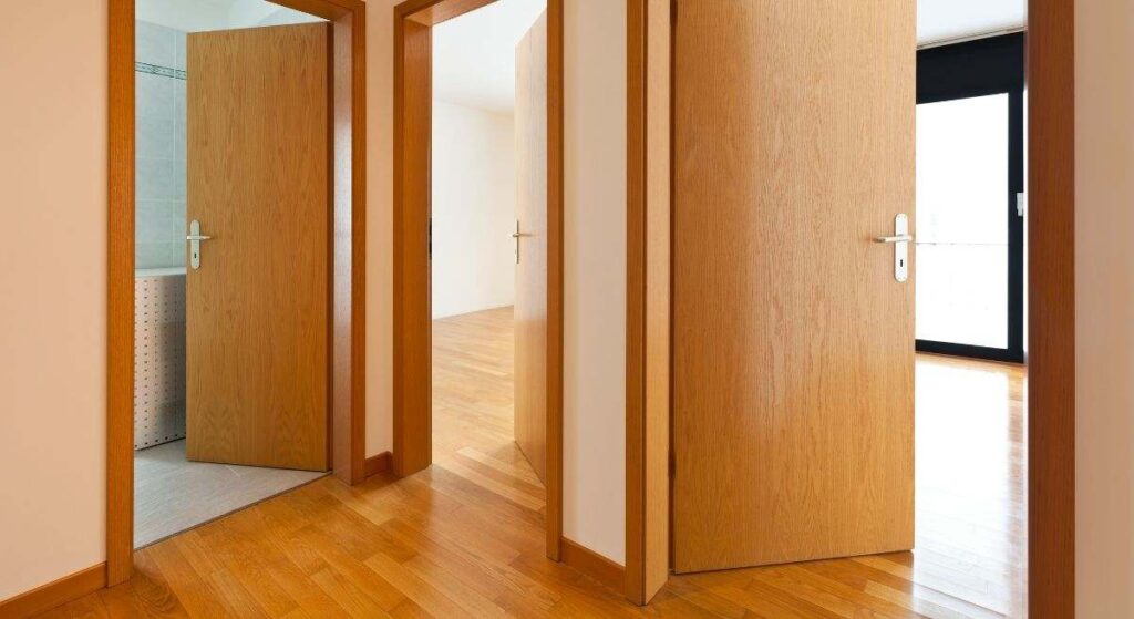 Ni darle golpes ni llamar al carpintero: así se arregla una puerta para que no roce con el suelo