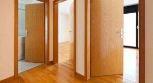 Ni darle golpes ni llamar al carpintero: así se arregla una puerta para que no roce con el suelo