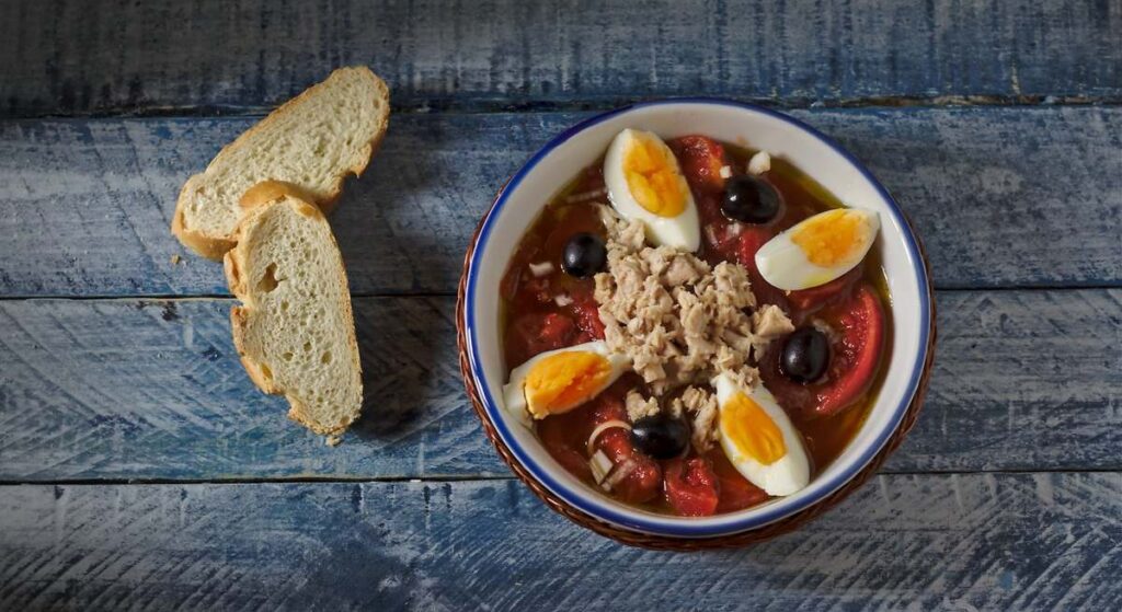 No es pipirrana, pero esta ensalada va a ser muy popular: simplemente tomate, atún, 3 huevos duros y alcaparras
