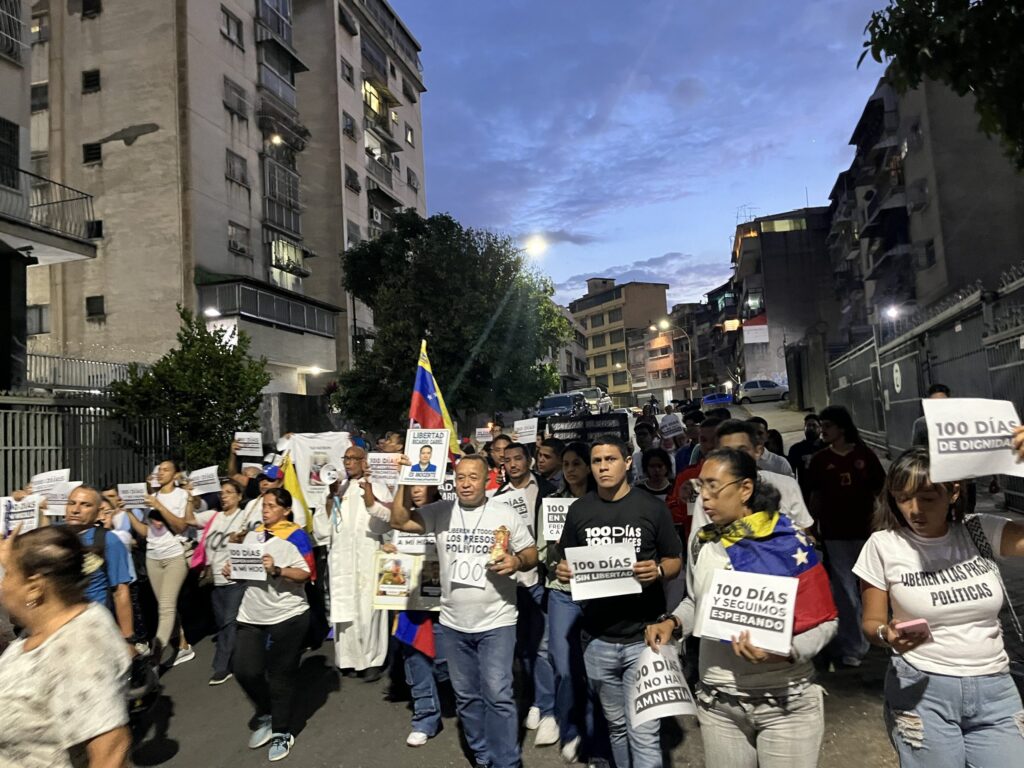 No se rinden: Familias llevan 100 días exigiendo libertad de presos políticos en El Helicoide y El Rodeo I (VIDEOS)