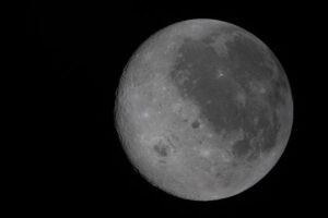 Nombran un cráter de la Luna en honor a la esposa fallecida del comandante de Artemis II