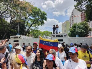 “Nos encerraron como al ganado”: la marcha del #30Abr no pudo avanzar por el imponente cerco policial