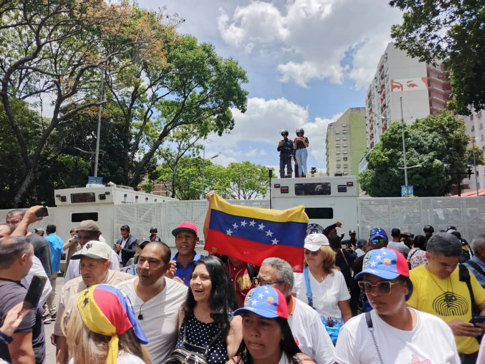 “Nos encerraron como al ganado”: la marcha del #30Abr no pudo avanzar por el imponente cerco policial