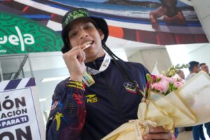 Omaylin Alcalá es la primera venezolana en coronarse en una edición de la Copa del Mundo del Boxeo  – Correo del Orinoco
