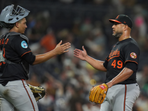 Orioles ascienden a Albert Suárez para reforzar el bullpen
