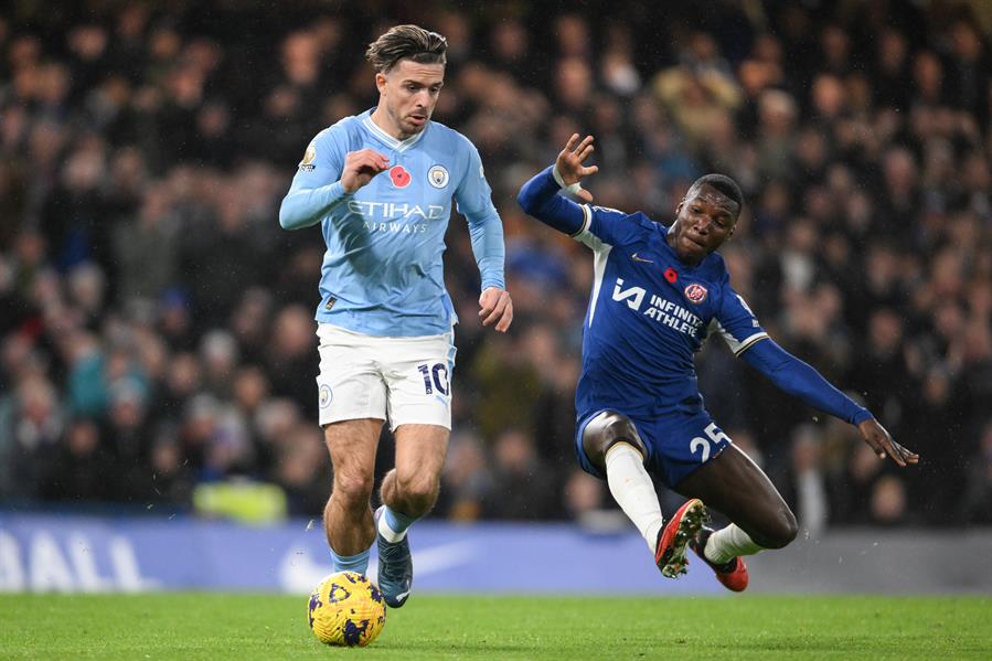 Otra polémica de Jack Grealish: fue captado dormido en un bar mientras se rehabilita de una lesión (FOTOS)