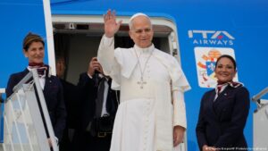 Papa: «El mundo está siendo destruido por pocos tiranos»