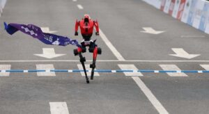 Parece ciencia ficción pero es real: un robot humanoide bate el récord del mundo de media maratón