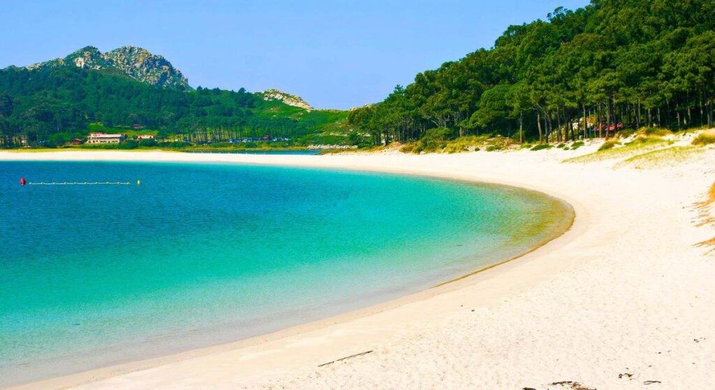 Parece el Caribe, pero es la única playa española que figura entre las 50 mejores del mundo: ideal para una escapada antes de verano