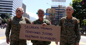 Pensionados protestan disfrazados de marines para que la PNB no les haga nada – El Chigüire Bipolar