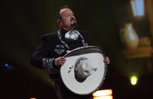 Pepe Aguilar divide opiniones tras presentarse en concierto de Peso Pluma