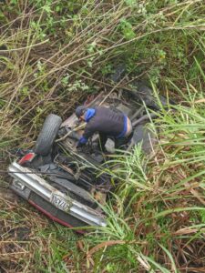 Perdió el control de su carro y se fue por un barranco
