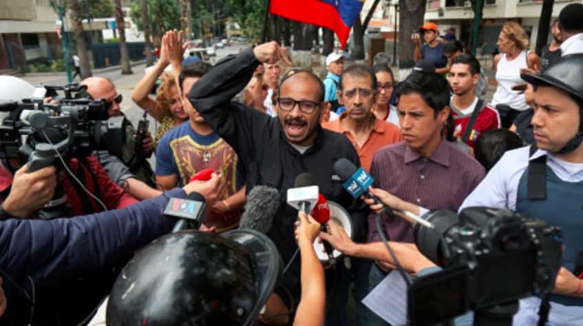 Periodista Carlos Julio Rojas denuncia más de un mes de retraso en respuesta sobre su amnistía