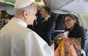 Periodista sorprende al papa con chucherías venezolanas