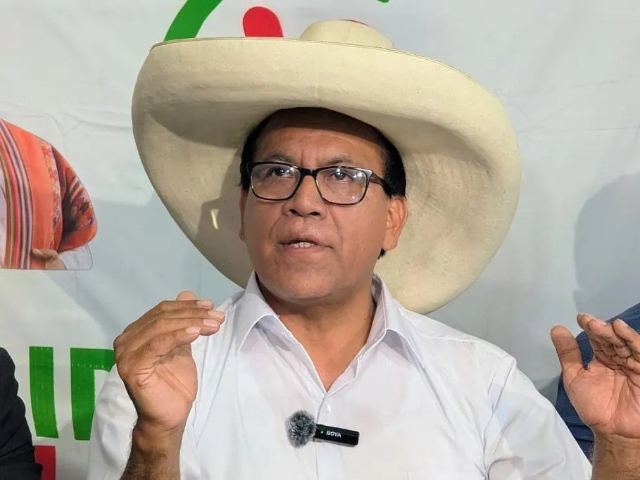 Perú: El izquierdista Sánchez acaricia la segunda vuelta mientras el candidato trumpista llama a la insurgencia civil