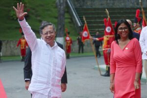 Petro llega a Miraflores para reunirse con Delcy Rodríguez